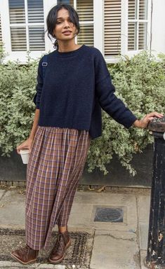 Fall Dress With Sweater Outfit, Menswear Style For Women, Flannel Shirt Outfit Fall, Santiago Chile Street Style, French Country Clothing Style, Down To Earth Aesthetic Outfit, Vintage Sweaters Outfit, Scotland Fall Outfits, Minimalist Fall Fashion