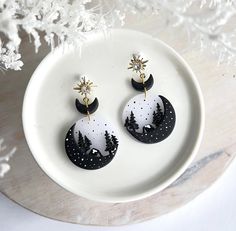 Handmade moon and star earrings! Polymer clay fall earrings! Moon And Star Polymer Clay Earrings, Galaxy Clay Earring, Polymer Clay Space Theme, Clay Space Earrings, Winter Earrings Diy, Lord Of The Rings Jewelry Diy, Hand Painted Resin Jewelry, Polymer Clay Star Earrings, Earing Clay Diy