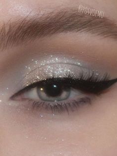 Christmas eyeshadow look: soft smokey eyes with glitter Christmas Eyeshadow Looks, Christmas Eyeshadow, Christmas Eye Makeup, New Year's Makeup, Christmas Makeup Look, Holiday Makeup Looks, Dance Makeup