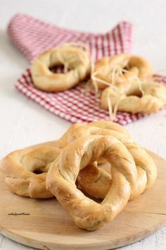 some pretzels are sitting on a cutting board