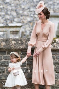 Kate Middleton Pearl Pink V-neck Wedding Guest Dress 2017 Kate Middleton Pippa Wedding, Kate Middleton Pink Dress, Pearl Pink Wedding, Wedding Gown With Overskirt, Pink Wedding Guest Dress, White Tea Length Dress, William Kate Wedding, Pink Wedding Guest Dresses