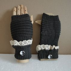 Mitaines, gants , laine , acrylique , gris foncé , dentelle , boutons pressions, verres, chats , ying , yang , noirs , blancs, 17 cm Skull Fingerless Gloves, Goth Fingerless Gloves, Skeleton Fingerless Gloves Crochet, Gothic Crochet Gloves & Mittens, Winter Glove, Betty Boop, Gloves