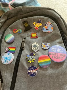 Got a few more :) Bag Decoration Aesthetic, Bag With Pins Aesthetic, Backpack Pins Aesthetic, Enamel Pin Backpack, Pin Ideas