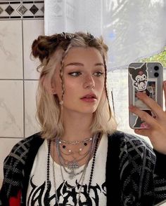 Look Grunge, Hair Inspiration Short, Peinados Fáciles Para Cabello Corto, Hair Stylies, Alternative Hair, Penteado Cabelo Curto, Short Hair Haircuts, Cut My Hair, Hair Inspo Color