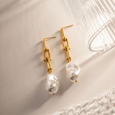 Add a touch of modern elegance to your jewelry collection with the 18K Gold Plated Baroque Pearl Link Earrings from Koch La Ni. These striking earrings feature unique baroque pearls suspended from contemporary gold-plated link designs, creating a chic and sophisticated look. Features: Materials: 18K Gold-Plated Stainless Steel Pearls: Baroque freshwater pearls Design: Modern link design with dangling baroque pearls Style: Drop earrings Additional Features: Hypoallergenic, water-resistant, tarnis Pearl Earrings Gold, Link Design, Link Earrings, Gold Pearl Earrings, Pearl Design, Pearl Set, Chain Earrings, Baroque Pearls, Touch Of Modern