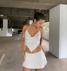 Outfit Night Out Club, Outfits Night Out, Ruched Skirt, I Am Gia, Outfit Look, Mix Color, Mode Inspo, Sleeveless Crop Top, White Outfits