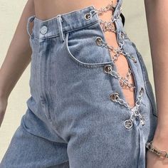 Light Jeans Skinny Chains On The Side Of Them Benin Bride, Straight Jeans High Waisted, Altering Pants, Jeans With Chains, Chain Jeans, Aesthetic Outfits Y2k, Moda Grunge, Girl Baddie, 2000s Clothing