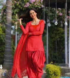 Red suit salwar #super👌#beautiful girl 😍 Punjabi Singer #Nice movies #and songs 👌👌👌👌👌 Patiyala Suit Photo Pose, Patiyala Design, Nice Movies, Punjabi Dress Design, Simple Indian Suits, Suits For Women Indian, Sonam Bajwa, Designer Dresses Elegant