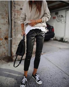 Tan, leather & converse Outfit Converse, H&m Leggings, Black Leather Pants, Outfits With Converse, Urban Street Style, Outfit Trends, Winter Trends, Fashion Spring