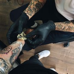 Getting Tattooed Photography, Aesthetic Tattoo Pictures, Doing Tattoo Aesthetic, Tattoo Needle Aesthetic, Tattoo Shop Pictures, Getting Tattoos Aesthetic, Tattoo Artist Aesthetic Girl, Tattoo Branding Photoshoot, Tattooist Aesthetic