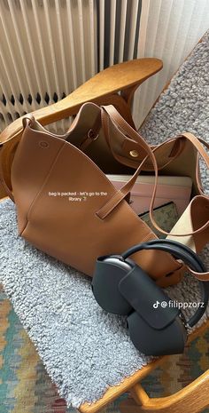 Beige Longchamp, Becky Core, Anatomy Stickers, Longchamp Outfit, Outfit Travel, Copenhagen Style, Healthy Lifestyle Inspiration