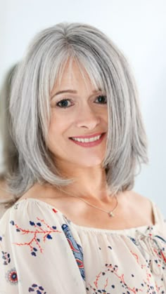 Ros Johnstone. Photo by Vanessa Mills for the Naturalistas project Grey Hairstyles, Gray Hair Styles, Haircut Styles For Women, Gorgeous Gray Hair, Beautiful Gray Hair, Going Grey