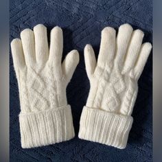 Adorable And Cozy White Knit Gloves With Luxurious Faux Fur Lining. Long Cuffs Can Be Folded Or Down For More Wrist Coverage. Super Warm And Soft. Never Worn. Cute White Gloves, Cute Gloves For Winter, Winter Aesthetic Accessories, White Mittens, White Gloves Winter, Hand Mittens, Fuzzy Gloves, Gloves For Winter, White Winter Gloves