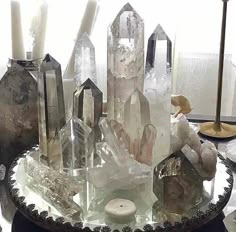 Crystal Home Display Ideas, Crystal Altar Ideas, Crystal Collection Display, Earth Crystals, Display Crystals, Quartz Crystal Decor, Crystals Decor, Marble Bathrooms, Crystal Room Decor