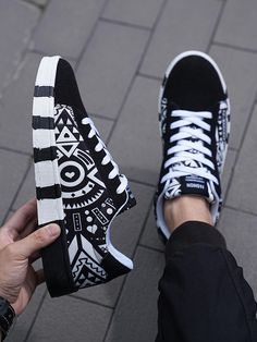 Blanco y Negro  Collar   Color combinado,Geométrico,Liso,Estampado Random  Embellished Retro Graffiti, Canvas Sneakers Men, Air Shoes, Mens Athletic Shoes, Shoe Pattern, Mens Shoes Casual Sneakers, Graffiti Styles, Custom Sneakers