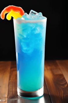 Delicious Sour Gummy Worm Cocktail made with vodka, lemon juice, and blue curacao, topped with playful gummy worms. A fun and colorful drink perfect for parties or gatherings. Gummy Worm Cocktail, Gummy Worms Recipe, Vodka Sour, Sour Gummy Worms, Gummy Worm, Passion Fruit Syrup, Candy Cocktails, Cocktails To Try