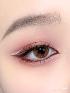 "Oh Christmas brow, oh Christmas brow, how lovely are your arches... Korean Peircings, Pale Olive Skin Makeup, Cool Tone Makeup Korean, Eyebrow Trends, Makeup Ojos, Korean Eye Makeup, Beauty Makeup Tutorial