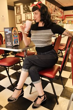 Anna Furlaxis in Rocket Originals' black Fairisle sweater with black & grey Esther shoes Casual Pinup Outfit, Casual Rockabilly Fashion, Plus Size Rockabilly, 1950s Fashion Women, Black Women Dress, Vintage Fashion 1950s