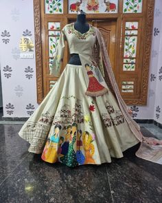 Mehendi Outfit, Hand Painted Lehenga Designs, Haldi Outfit, Hand Painted Lehenga, Painted Lehenga, Dandiya Dress, Sangeet Lehenga, Indian Dress Up