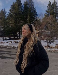 Winter Hairstyles For Blondes, Snow Outfit Pictures, Snowy Aesthetic Outfit, Cold Hairstyles Winter, Classy Rainy Day Outfit Winter, Snowday Outfit Winter, Winter Picture Inspo Instagram, Cold Outfits Comfy, Hairstyles Winter 2023