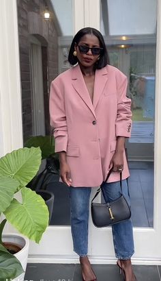 Pink Blazer Work Outfits Women, Pink Blazer Outfit Street Style, Colorful Chic Outfit, Pink Oversized Blazer Outfit, Long Blazer Outfits For Women, Long Blazer Outfit, Oversize Blazer Outfit, Oversized Blazer Outfit, Working Girl Style