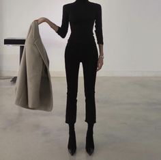 00s Mode, Woman In Black, Skandinavian Fashion, Looks Black, 가을 패션, Mode Inspiration, Minimalist Outfit, Minimal Fashion, Outfits Casuales