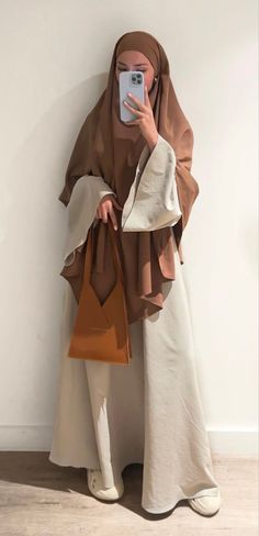 Outfits Islamic, Khimar Fashion, Abaya Fashion Winter, Abaya Outfit Casual, Abaya Hijab Outfit, Modern Hijab Style, Hijabi Outfits Abaya, Brown Abaya Outfit, Khimar Outfits