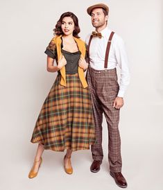 adorable-couple-swing-mode-comment-s'habiller-tenue-année-50-allure-féminine-le-silhouette-des-robes-rétro-tirantes-et-pantalon-tout-carré Dapper Day Outfits Couples, Dapper Day Outfits, Highland Fling, Tweed Ride, 70s Costume, Tweed Outfit, Mens Fashion Vintage, Time Travelers