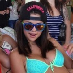 Selena Gomez Rare Pics, Young Selena Gomez, Rare Icons, Prettiest Women, Celebrity Icons, Ideal Life, Rawr Xd, Baby Birthday Cakes