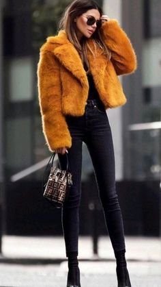 Winter Fashion Outfits Dressy, 10 Winter Outfits, Trendy Outfits 2020, Pretty Winter Outfits, Winter Outfits 2020, Jeans And T Shirt Outfit, Woman Outfit, Winter Outfit Ideas, Trendy Outfits Winter