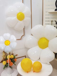 balloons and flowers are on display in a room