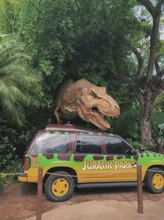 Replica T-Rex standing over Jeep. This is a popular photo spot at Universal. Universal Studios Orlando Photography, Dinosaur Theme Park, Florida Holiday