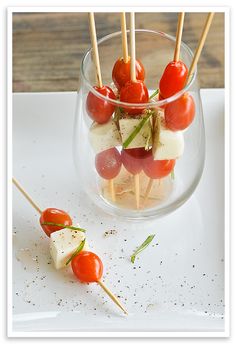 I am thinking about this with some grilled chicken breast for the perfect summer meal Salad Skewers, Caprese Salad Skewers, Caprese Recipes, Southern Thanksgiving Menu, Southern Thanksgiving, Caprese Skewers, Wine And Cheese Party, Tasting Party, Thanksgiving Menu