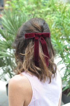 Velvet hair clips are made of narrow velvet ribbons made in France and Switzerland. They are available in many different colors. Hair bows are very elegant and suit well every outfit.  The width of ribbon bow is 2.2 cm.   Dimensions: bow: 16,5 cm and 14 cm, tail: 16, 5 cm and 14,5 cm. Barrette: 8 cm Gift wrapping is included. If it's a gift for somebody else, let me know please.  All items are dispatched with Poste Italiane. For spedition of all my items I use a SealedAir packaging which is made Velvet Ribbon Hair, Cottagecore Hair, Velvet Hair Bow, Paris Mood, Bow Ponytail, Long Bow, Colors Hair, Womens Hair, Hair Bow Clip