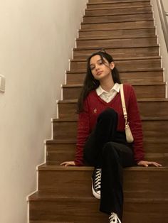 Polo Sweater Outfit, Red Shirt Outfits, Red Sweater Outfit, Red And Black Outfits, Polo Shirt Outfits, Skandinavian Fashion, Aesthetic Red, Red Polo, Outfits With Converse