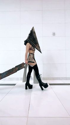 Ideas De Fantasias Halloween, Spooky Costumes Women, Ideas Halloween Disfraces, Horror Halloween Costumes Women, Woman Halloween Costume Ideas, Pyramid Head Cosplay, Silent Hill Costume, رسم كاريكاتير, Cosplay Ideas Women