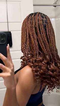 short knotless braids with curls at the end. color 30 knotless braids Women's Undercut, Cute Box Braids, Short Box Braids Hairstyles, Short Box Braids, Box Braids Hairstyles For Black Women, Braids Hairstyles Pictures, Cute Box Braids Hairstyles, Quick Braided Hairstyles, Protective Hairstyles Braids