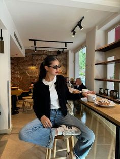 Good Outfit Aesthetic, Casual Outfits City, Veja Sneakers Outfit Spring, Samba Business Casual, Veja Work Outfit, Blazer And Samba Outfit, Trousers And Sambas, White Shacket Outfit Fall, Chic Nyc Outfits