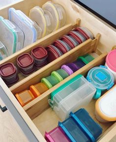 Relieve the rage caused by mismatched lids and jammed drawers Tupperware Organizing Pantry, Tupperware Storage Drawer, Tupperware Storage Ideas Kitchen, How To Store Containers And Lids, Plastic Storage Containers Organization, Fruit Storage Fridge, How To Store Tupperware, Organize Tupperware Drawer, Tupperware Drawer Organization