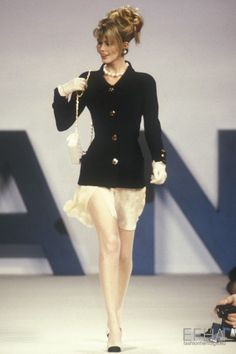 1990 Style, Fashion Reference, 90s Runway Fashion, Runway Fashion Couture, Fly Outfit, Mode Chanel, Runway Outfits, Claudia Schiffer, Victoria Secrets