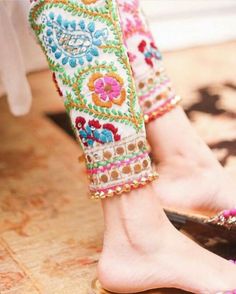 Phulkari Pants, Trousers For Girls, Salwar Pants, Salwar Designs, Desi Clothes, Indian Attire, Pakistani Outfits, Kurta Designs