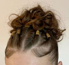 Short Hair Curly Ponytail, Hair Styles With Gold Cuffs, Hairstyles With Gold Accessories, Curly Hair Accessories Ideas, Hairstyles With Hair Rings, Bun With Curly Hair, Hairstyles With Edges, Hairstyles With Accessories, Edges Hairstyles