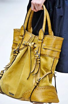 Yellow Handbag, Chanel Tote, Sac Week End, Burberry Prorsum, Burberry Handbags, Boot Bag