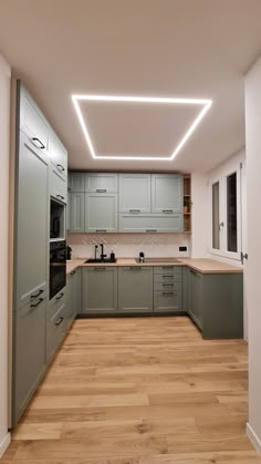 Cucina verde, cucina verde salvia, parquet, legno, maniglie nere, led, led quadrato, wood, green kitchen Small Farmhouse Kitchen, Staircase Interior Design, Latest Kitchen Designs, Simple Living Room Decor, Bathroom Inspiration Modern, Small Kitchen Decor, Diy Home Furniture