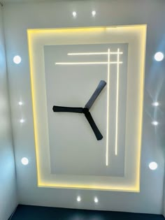 a clock that is sitting in the middle of a room with lights on either side of it