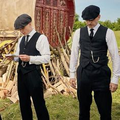 Peaky Blinders (2013-2022) Rockabilly Style Men, Paul Anderson Peaky Blinders, Gatsby Men, Gangster Wedding, Peaky Blinders Costume, 1920 Men, Men Street Outfit, Arthur Shelby, Gangster Costumes