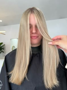 Roots Blonde Hair, Dark Roots Blonde, Summer Blonde Hair, Summer Blonde, Hair Color Inspiration, Dark Roots Blonde Hair, Hair Color Shades, Blonde Hair Inspiration, Dark Roots