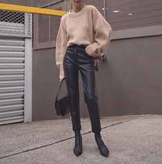 Leather Pants Outfit, City Slickers, Black Cropped Pants, Evening Dress Fashion, Mode Casual, Looks Street Style, Outfit Look