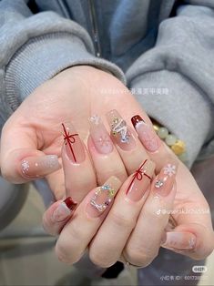 Christmas Nails Douyin, Christmas Nails 2025, Christmas Korean Nails, Nail Noel Christmas, Korean Inspired Nails, Korean Christmas Nails, Present Nails, Maroon Nail Art, Douyin Nails