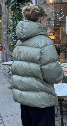 Ultra Light Down Jacket Outfit, Sage Green Jacket Outfit, Winter Jackets Women Aesthetic, Khaki Puffer Jacket Outfit, Winter Jacket Aesthetic, Green Winter Jacket, Outfits For 2023, Puffer Outfit